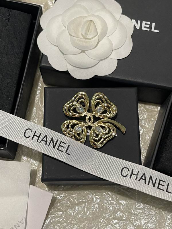 Chanel Brooch 03yxs343